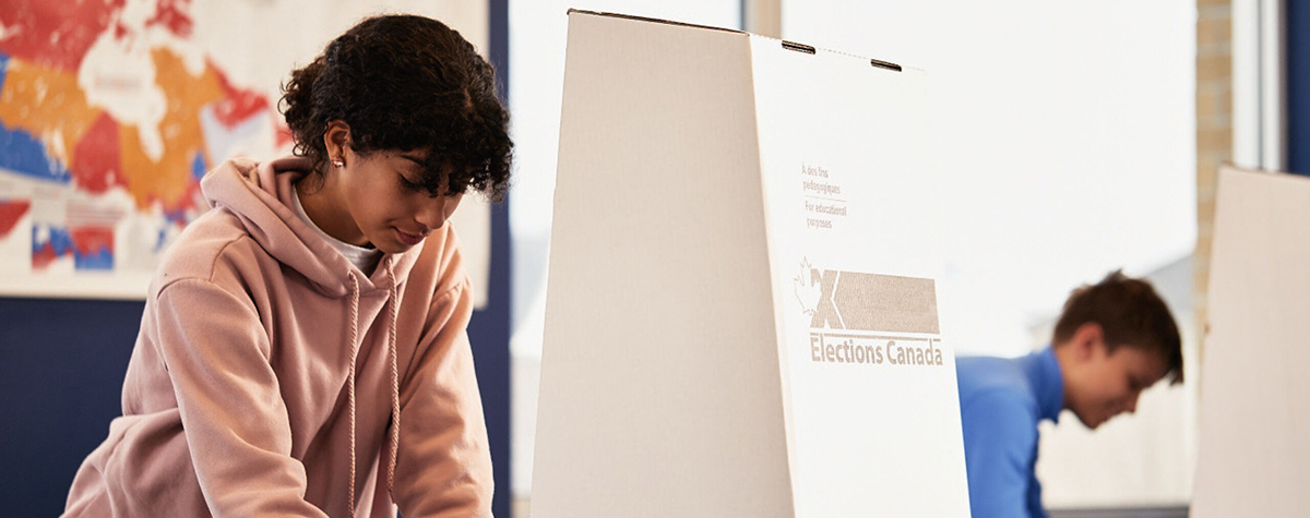 Deux élèves votent dans une élection simulée.