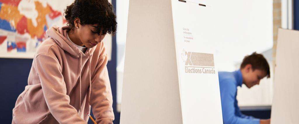 Deux élèves qui votent lors d'une élection simulée