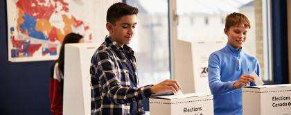  Des élèves votent dans une élection simulée.