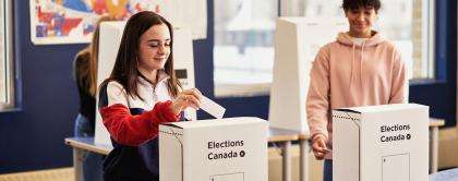 Des élèves votent dans une élection simulée.