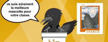 Capture d'écran de la vidéo animée. Charlie le Corbeau se tient debout derrière un podium. Une affiche de campagne est apposée en arrière-plan. Les mots suivants sont inscrits dans une bulle de texte : « Je suis sûrement la meilleure mascotte pour votre classe. ».