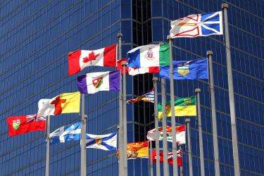 Le drapeau canadien entouré des drapeaux de chaque province