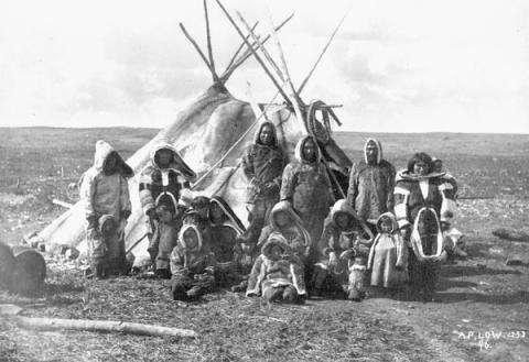 Photographie en noir et blanc d’un groupe d’Inuits à Kuujjuarapik, Nunavik, Québec.