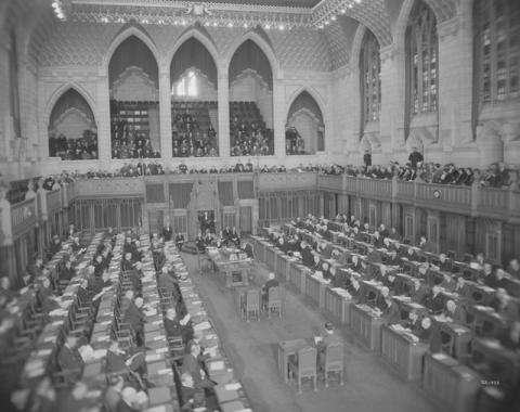 Photographie en noir et blanc de la Chambre des communes du Canada.
