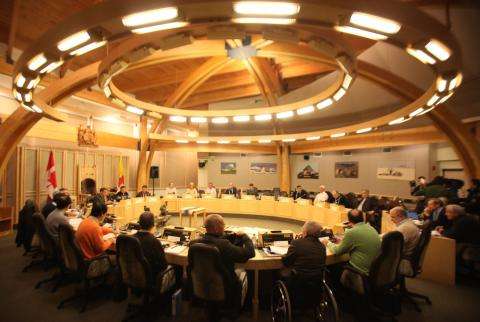 Photo de l'Assemblée législative du Nunavut mettant en valeur la forme circulaire de l’espace. 