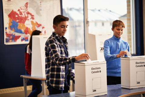étudiants votant à l'élection simulée étudiants votant à l'élection simulée