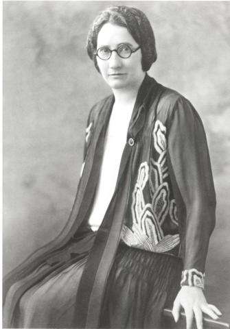 CE17-Women_FR Photographie en noir et blanc d’Agnes Macphail assise.