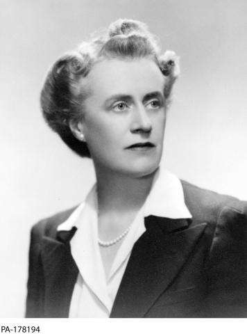 CE18-Women_FR Photographie en noir et blanc de Thérèse Casgrain.