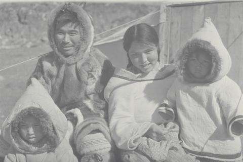 Photographie en noir et blanc d’une famille inuite. 