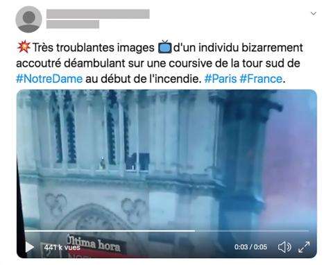 Un tweet: Très troublantes images d'un individu bizarrement accoutré déambulant sur une coursive de la tour sud de #NotreDame au début de l'incendie. #Paris #France."
