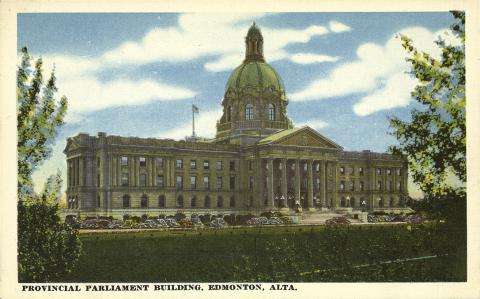 Carte postale illustrée montrant l’édifice de l’Assemblée législative de l’Alberta, doté de colonnes et d’un toit en dôme. Au bas de la carte, il est écrit (en anglais) : « Provincial Parliament Building, Edmonton, Alta ».