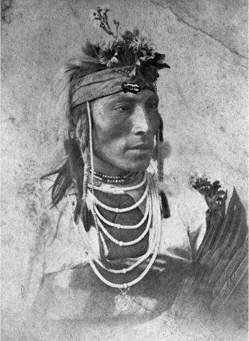 Portrait en noir et blanc d’un homme, membre des Premières Nations, dans la région des Prairies.