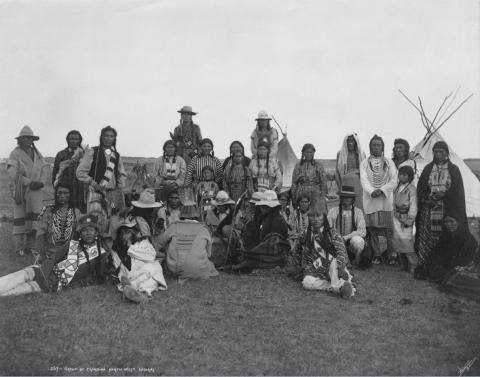 Photographie en noir et blanc de membres d’un peuple autochtone sur une terre vacante dans l’Ouest canadien.