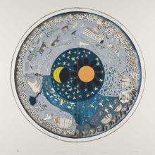 VRTT_Inuit_Time Immemorial_FR Impression lithographique en forme de cercle. Des collines forment l’extérieur du cercle. À l'intérieur se trouvent des scènes de la vie arctique au fil des saisons, comme la chasse, le kayak et le traîneau à chiens. Plusieurs animaux sont représentés, dont le loup, le corbeau, le caribou et la chouette. Au centre se trouvent le soleil, la lune et les étoiles.