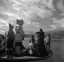 VRTT_Inuit_1946_FR Photographie en noir et blanc receveur des postes de l’Arctique de l’Est à son arrivée à Pangnirtung, Nunavut.