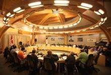 VRTT_Inuit_1999_FR Photo de l'Assemblée législative du Nunavut mettant en valeur la forme circulaire de l’espace.