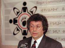 VRTT_FNP_1996_FR Photographie du coprésident de la Commission royale sur les peuples autochtones, Georges Erasmus, qui parle au microphone.