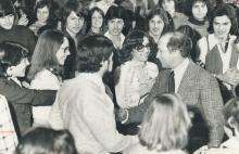 CE08-Youth-L_FR Photographie en noir et blanc du premier ministre Pierre Trudeau serrant la main d’une jeune personne, au milieu d’une foule de jeunes souriants.