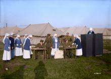  Photographie d’un groupe d’infirmières militaires alignées pour voter à l’extérieur durant la Première Guerre mondiale.