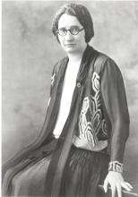 CE17-Women_FR Photographie en noir et blanc d’Agnes Macphail assise.