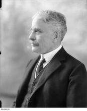 Photographie en noir et blanc du profil du premier ministre Robert Borden.