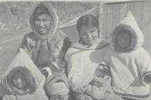 VRTT_Inuit_ContextCard_FR Photographie en noir et blanc d’une famille inuite.