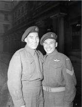 VRTT_FNP_1948_FR Photographie en noir et blanc du sergent Tommy Prince (à droite), 1er bataillon de parachutistes canadiens, en compagnie de son frère, le soldat Morris Prince (à gauche), à une cérémonie d’investiture au Palais de Buckingham.