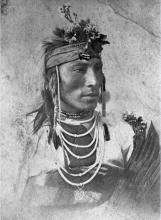 VRTT_FNP_1869_FR Portrait en noir et blanc d’un homme, membre des Premières Nations, dans la région des Prairies.