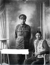 VRTT_FNP_1919_FR Photographie en noir et blanc du chef Joe Crow et de Nick King, près de Fort Macleod, en Alberta.