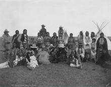 VRTT_FNP_1876_FR Photographie en noir et blanc de membres d’un peuple autochtone sur une terre vacante dans l’Ouest canadien.